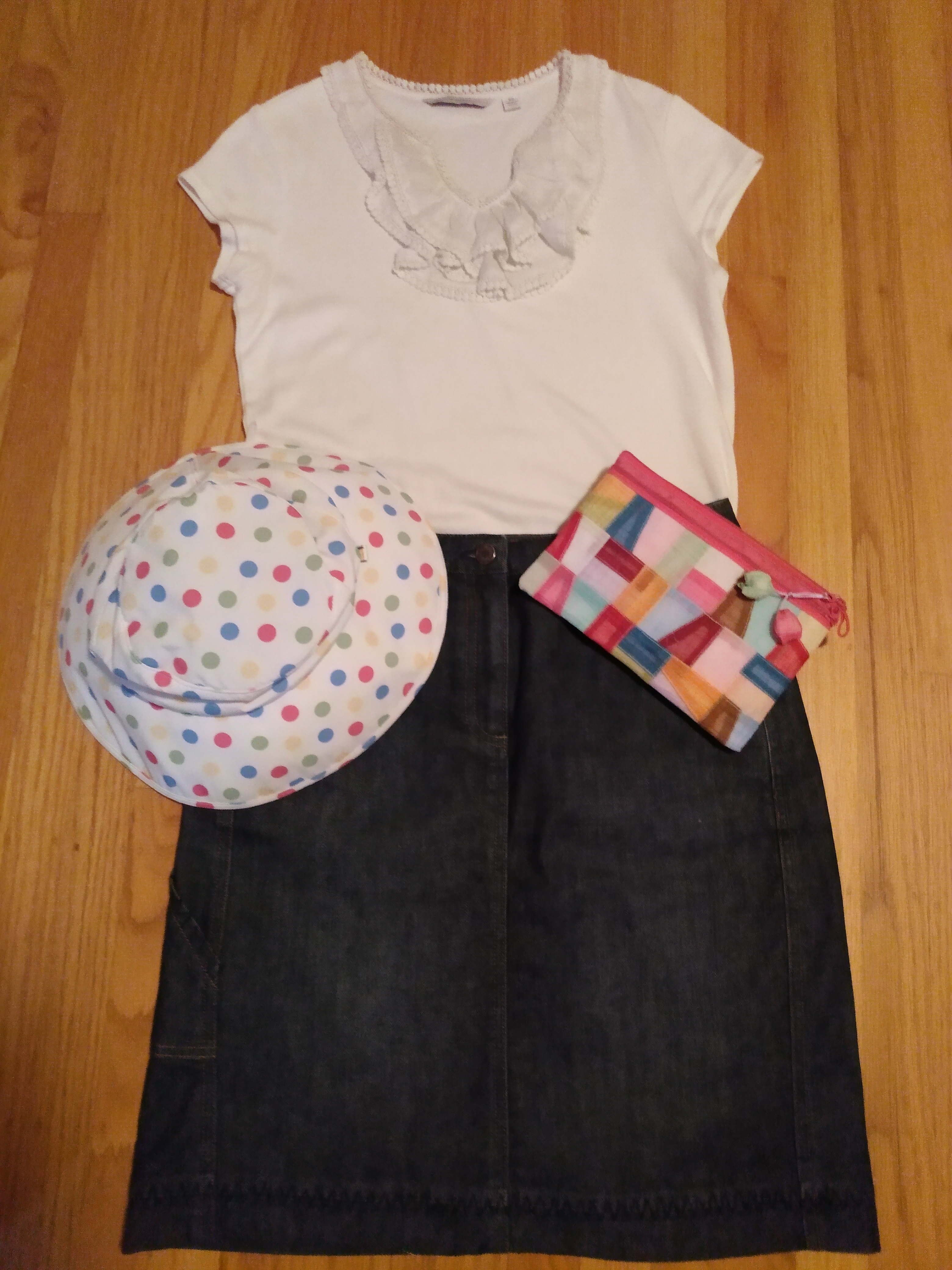 Pair a white T-shirt with denim and colorful accessories for a sharp summer look.
